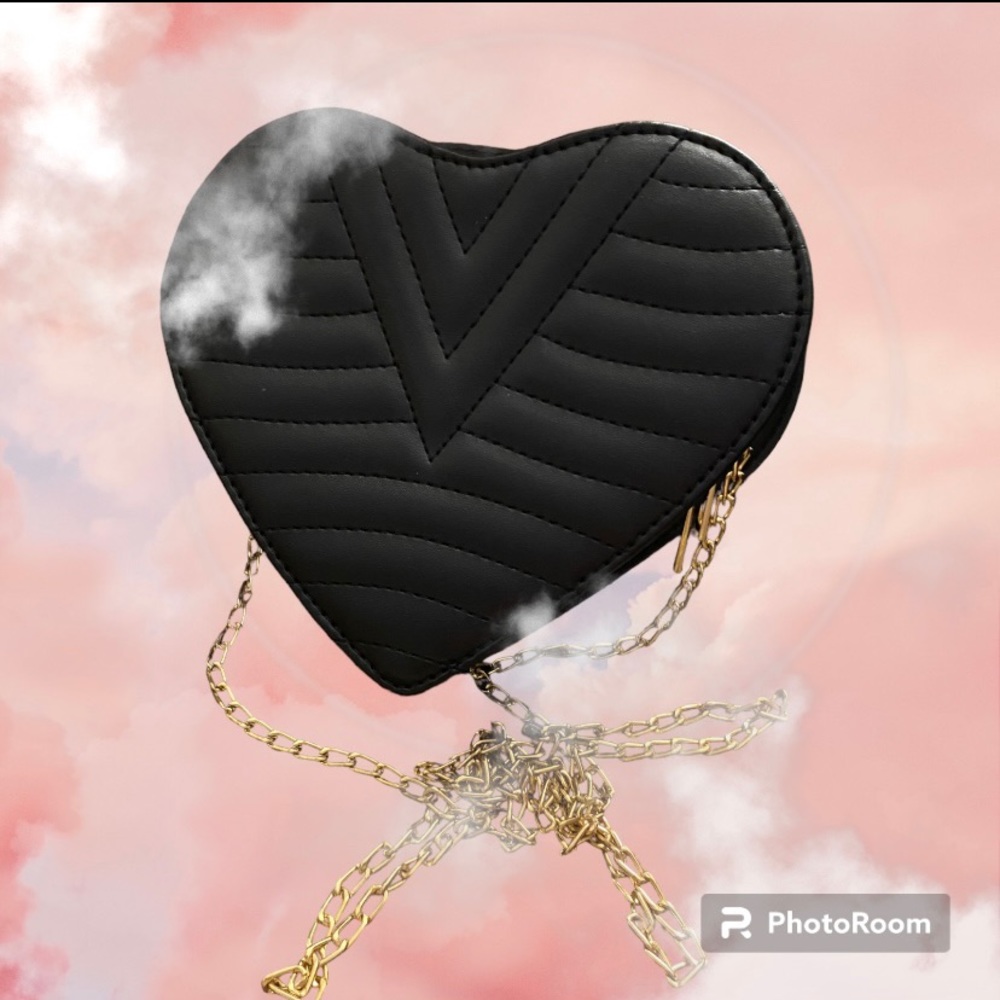 It’s a leather black purse with a gold chain, I’ve gotten it from citi trends.